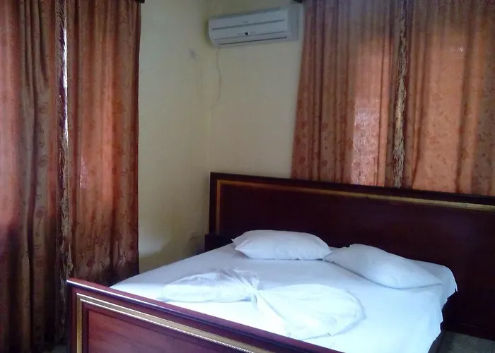 Deja 3* تيرانا